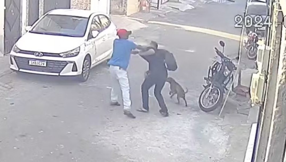 Homens brigam no meio da rua e se matam com a mesma arma; veja vídeo