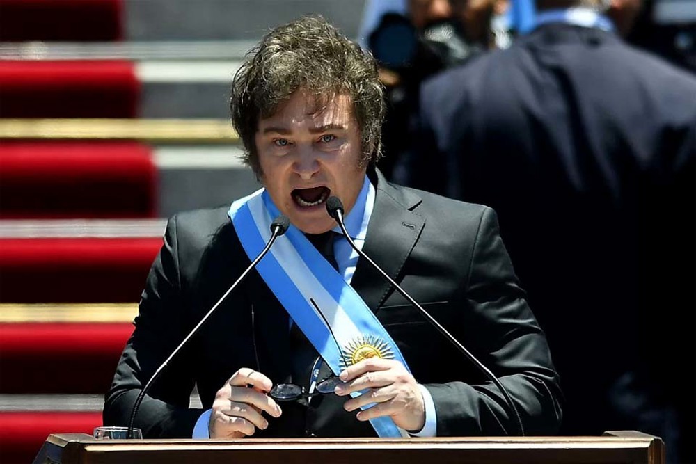 Deputados argentinos aprovam “Lei Ônibus” e presidente Javier Milei comemora