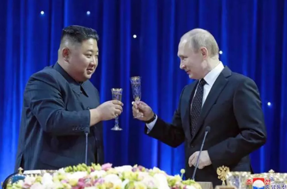 Amigos ditadores: Putin presenteia Kim Jong-un com limusine russa  