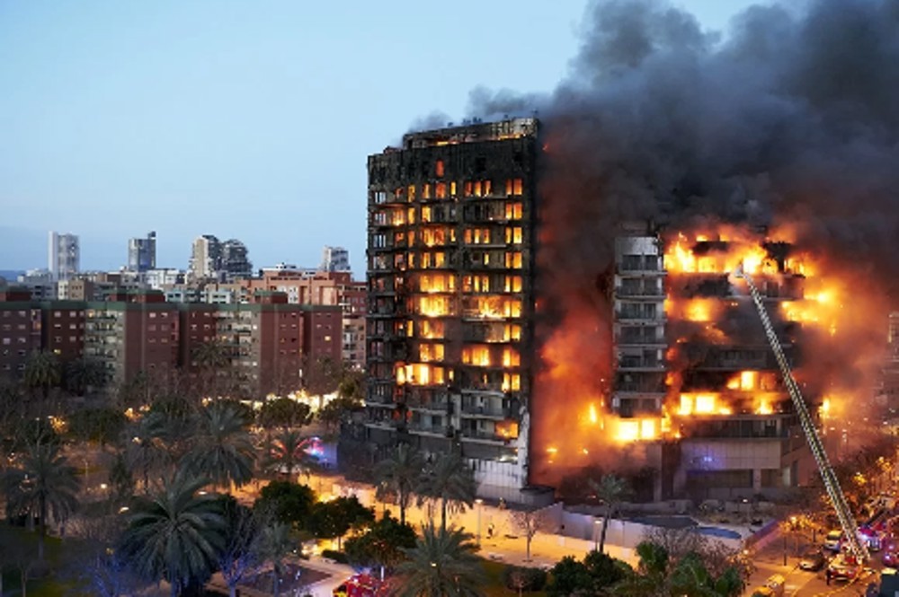 Tragédia na Espanha: fogo engole prédio e deixa mortos e desaparecidos