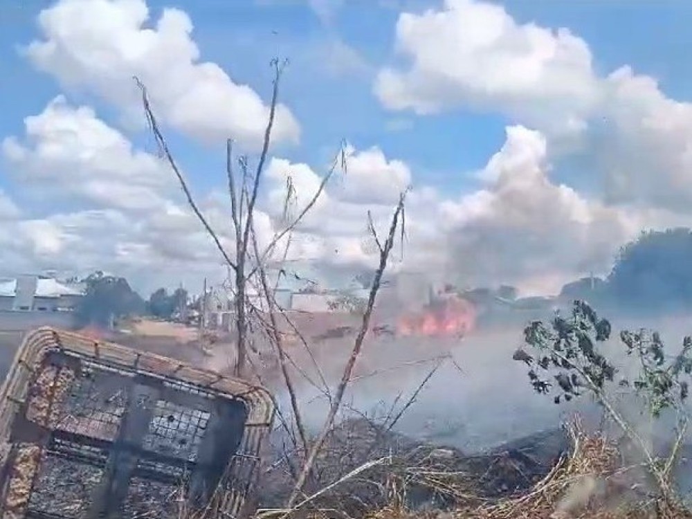 Bombeiros combatem incêndio em vegetação no Morumbi