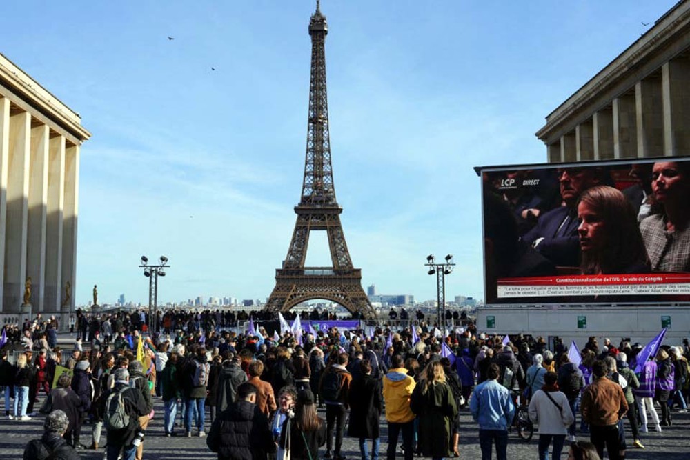 França regista direito ao aborto na sua Constituição numa cerimónia pública
