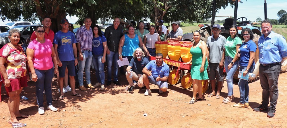 Ismael Crispin impulsiona a agricultura familiar de Seringueiras com entrega de plantadeira