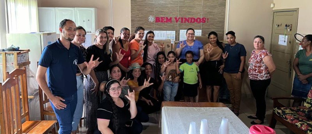 Dra Taíssa recebe batismo do nome na comunidade surda por alunos do Projeto Mãos que Interagem