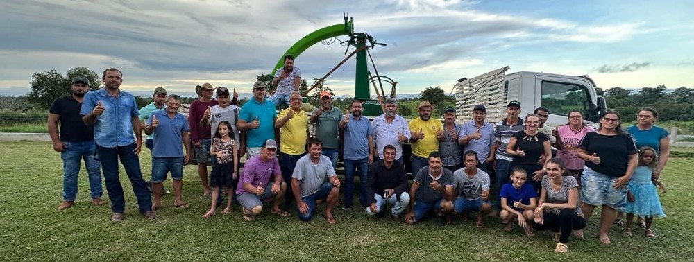 Laerte Gomes entrega ensiladeira para associação de Santa Luzia D’Oeste