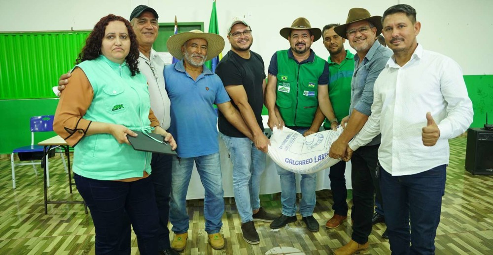 Emenda de Marcelo Cruz assegura entrega de calcário a produtores rurais de Castanheiras