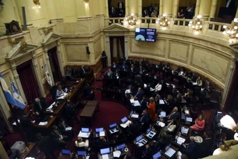 Senado da Argentina rejeita decretaço de Javier Milei