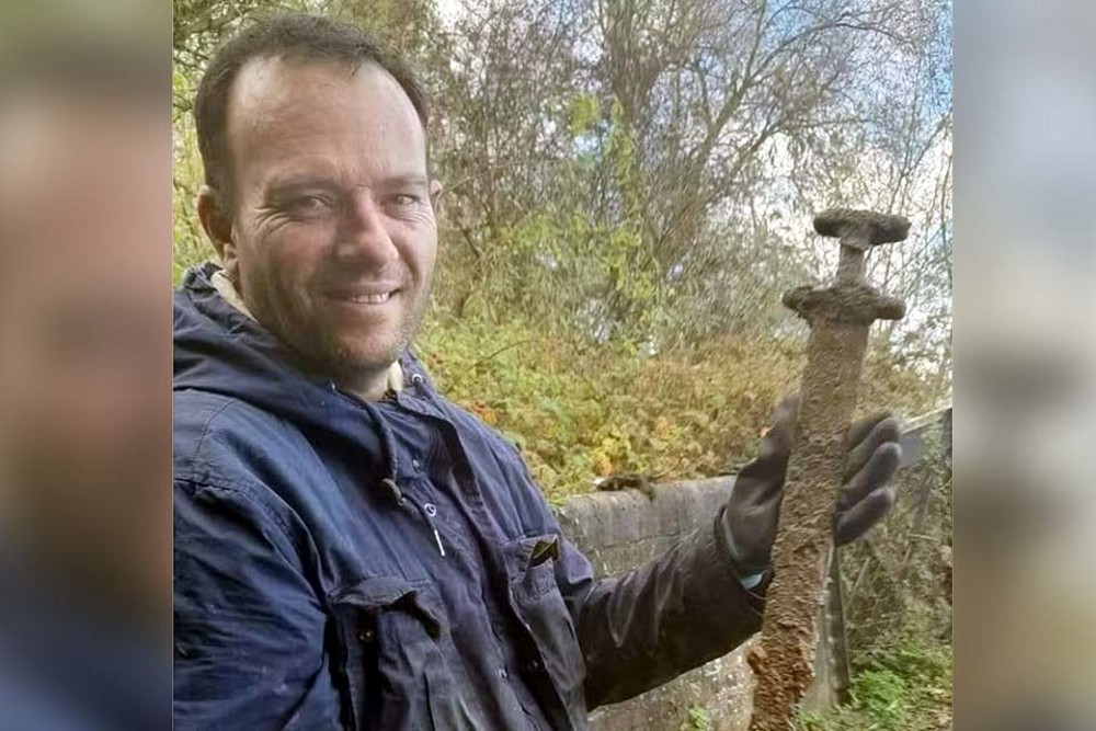 Caçador de relíquias descobre espada viking de mil anos em leito de rio na Inglaterra