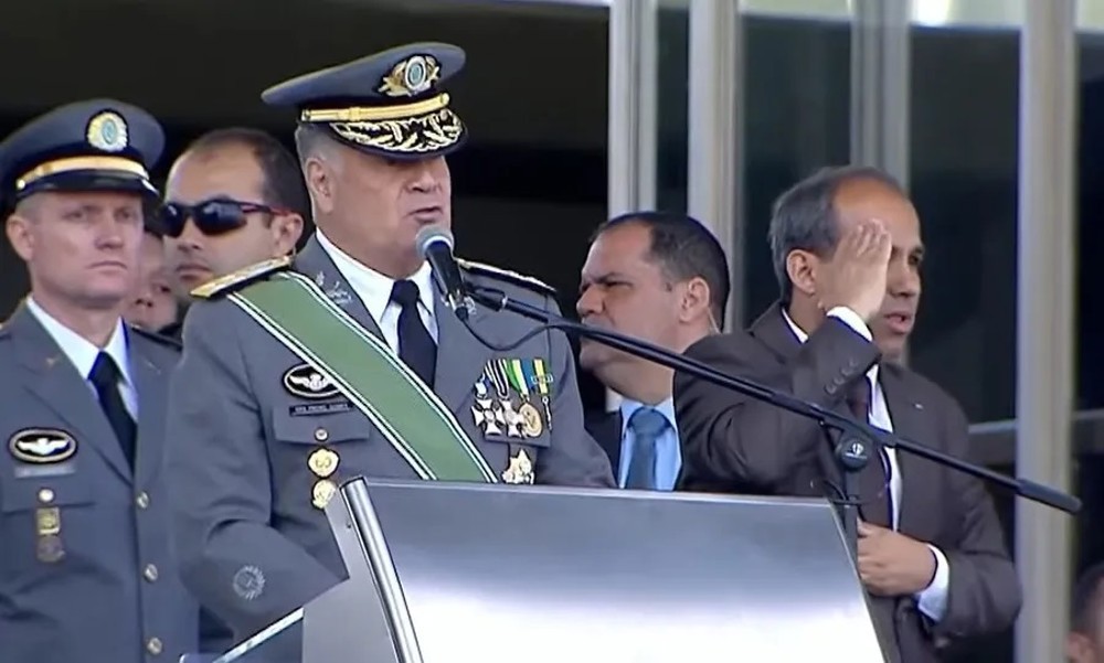 Ex-comandantes agravam situação de Bolsonaro com depoimentos sobre golpe