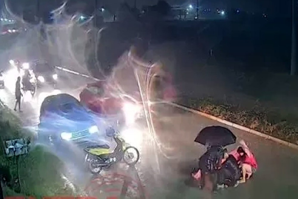 Bombeiros são acionados para socorrer motociclista após queda