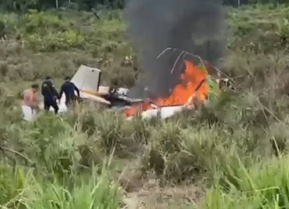 Avião cai e explode em fazenda no Acre; uma pessoa morre e 5 ficam feridas