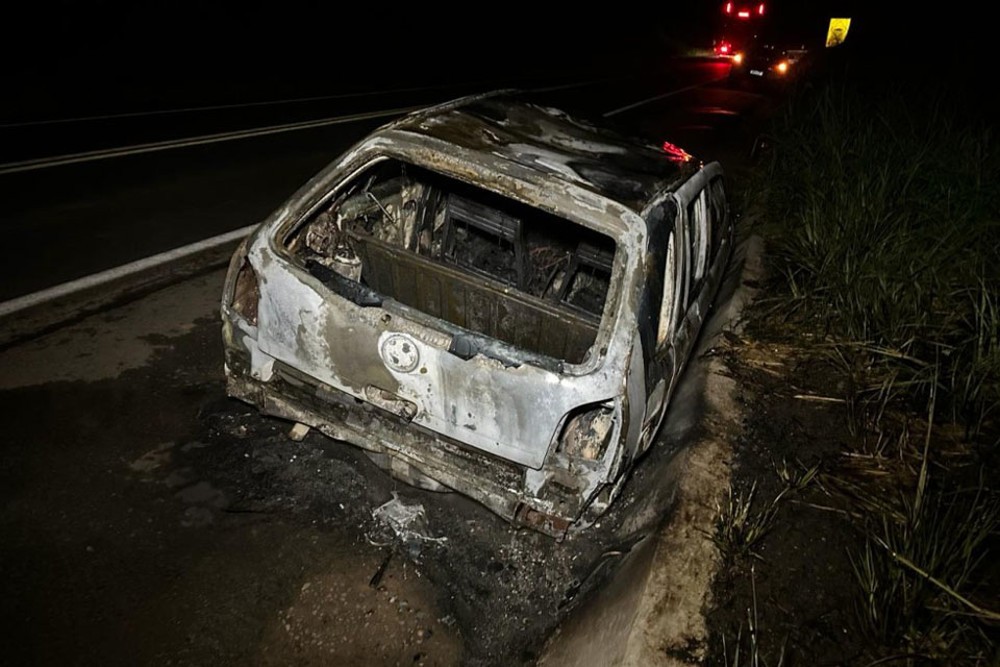 Veículo deixado na BR-364 é incendiado na noite desta segunda