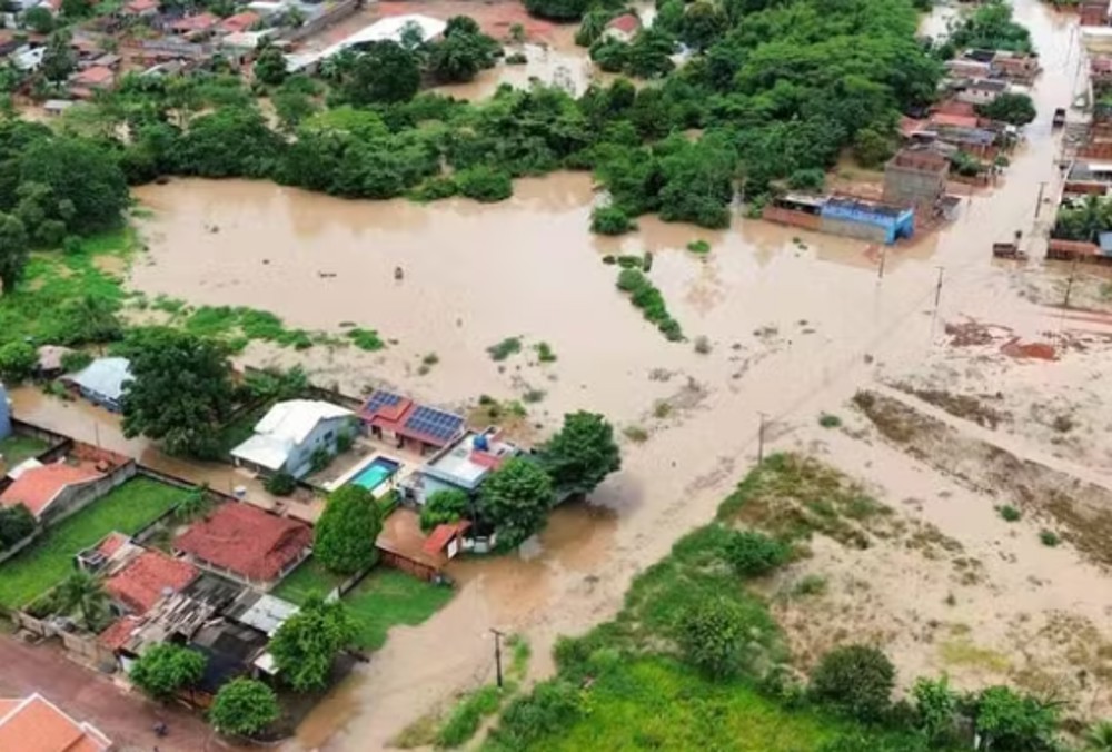 Rios transbordam após forte e chuva e famílias precisam sair de casa às pressas em Cacoal