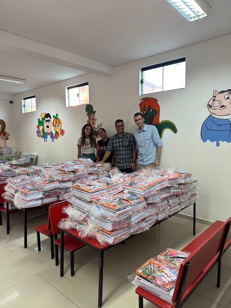Biotrop doa kits escolares para o Projeto Amigos do Caximba, de Curitiba