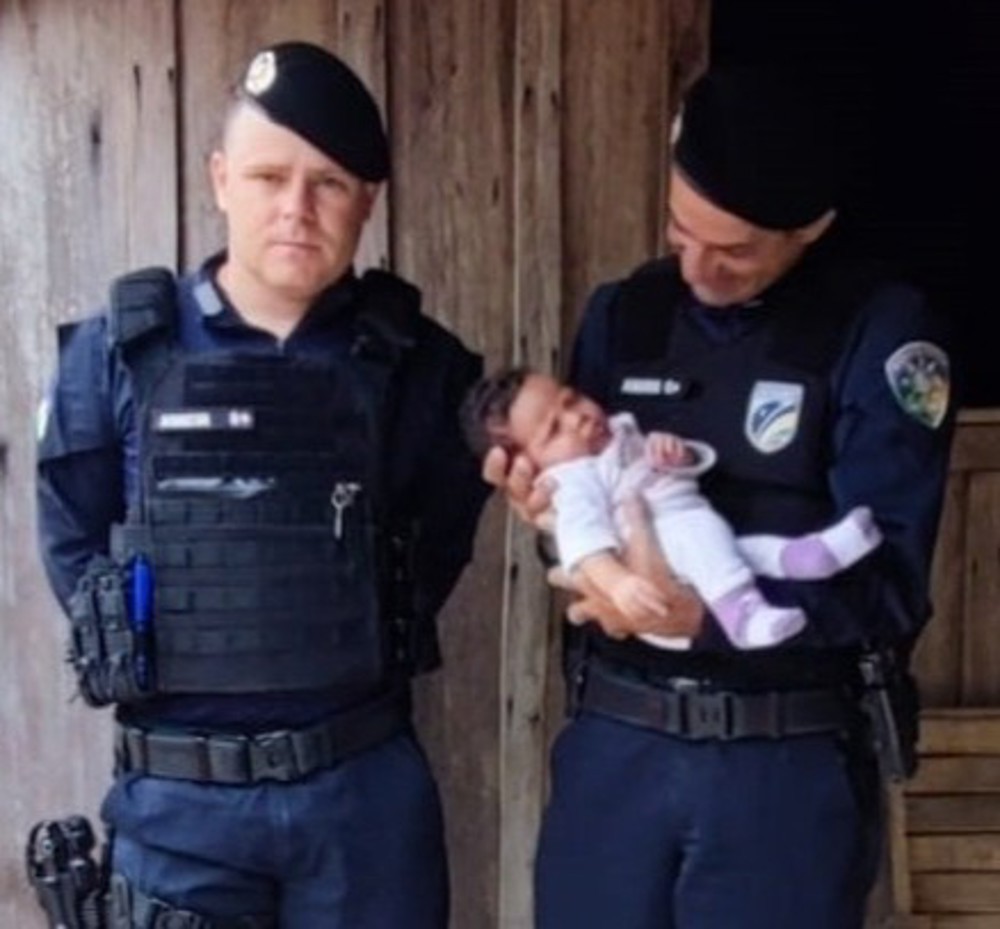 Polícia Militar salva vida de bebê de apenas 39 dias que estava engasgado