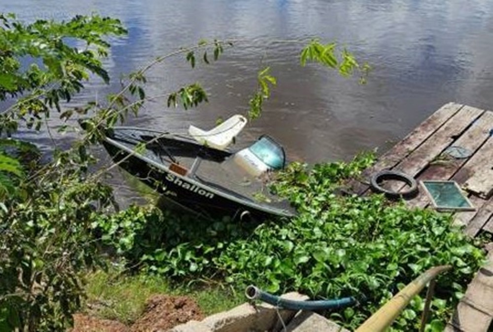 Barco roda com casal a bordo e homem desaparece em rio