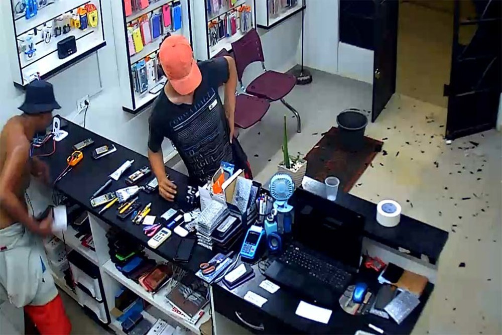 Criminosos quebram porta de loja e furtam aproximadamente 20 celulares; veja vídeo