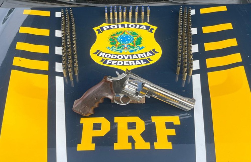 PRF apreende revólver em fiscalização de trânsito em Vilhena