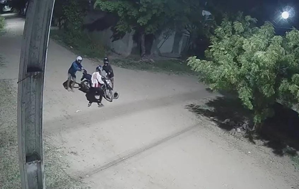 Bandidos encapuzados jogam pedra, param vítima e roubam motocicleta