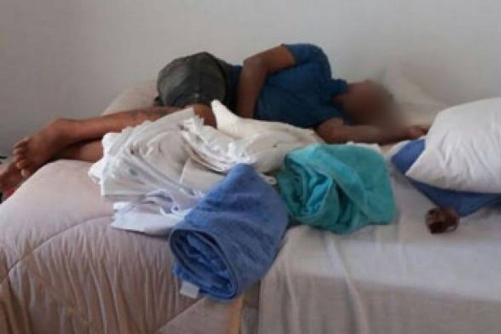 Quadrilha encapuzada faz roubo em bar e adolescente é detido 'dormindo'