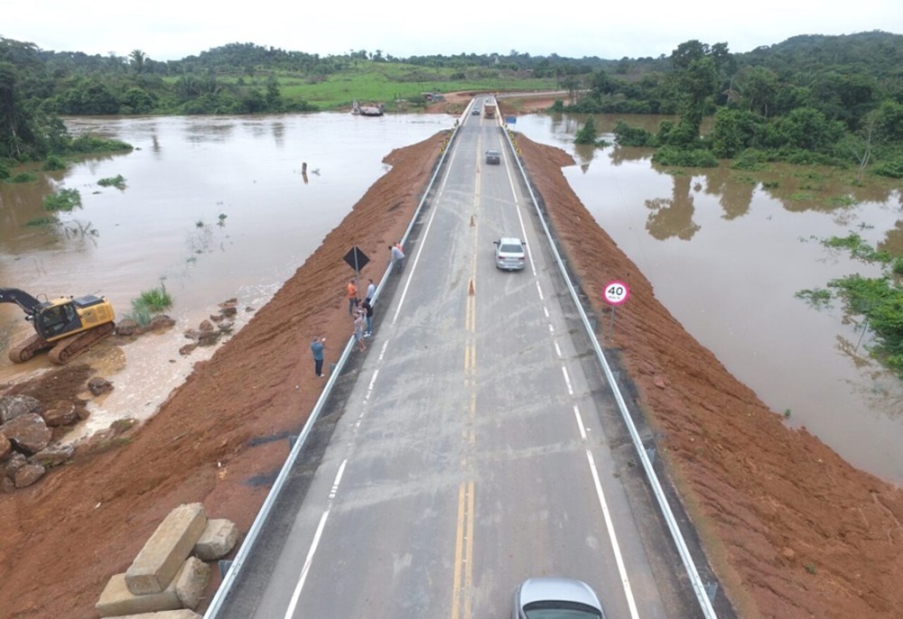 Estrutura da ponte do rio Jamari não foi afetada e trânsito continua liberado