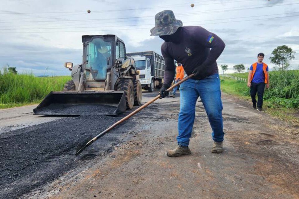 Governo inicia obras de manutenção no asfalto da Rodovia-473 sentido município de Urupá