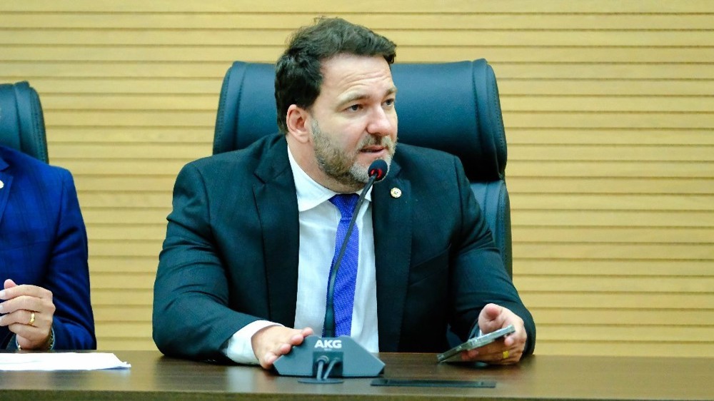 Alex Redano indica reforma do escritório da Emater em São Miguel do Guaporé