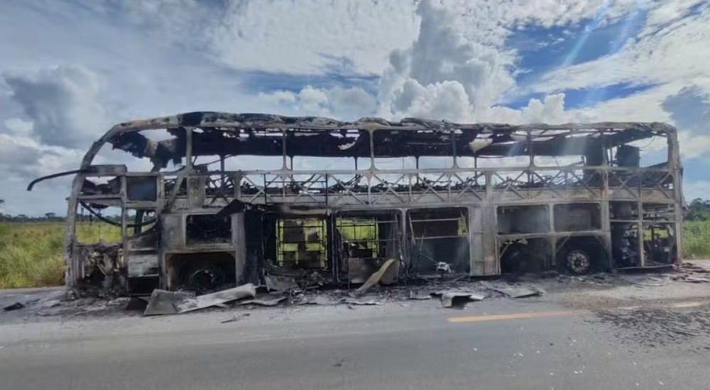 Ônibus de passageiros fica destruído após pegar fogo na BR-364 em RO
