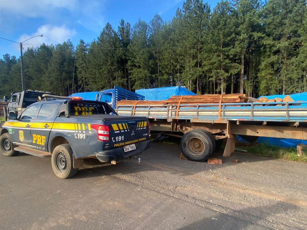 Em Vilhena, PRF identifica transporte irregular de madeira