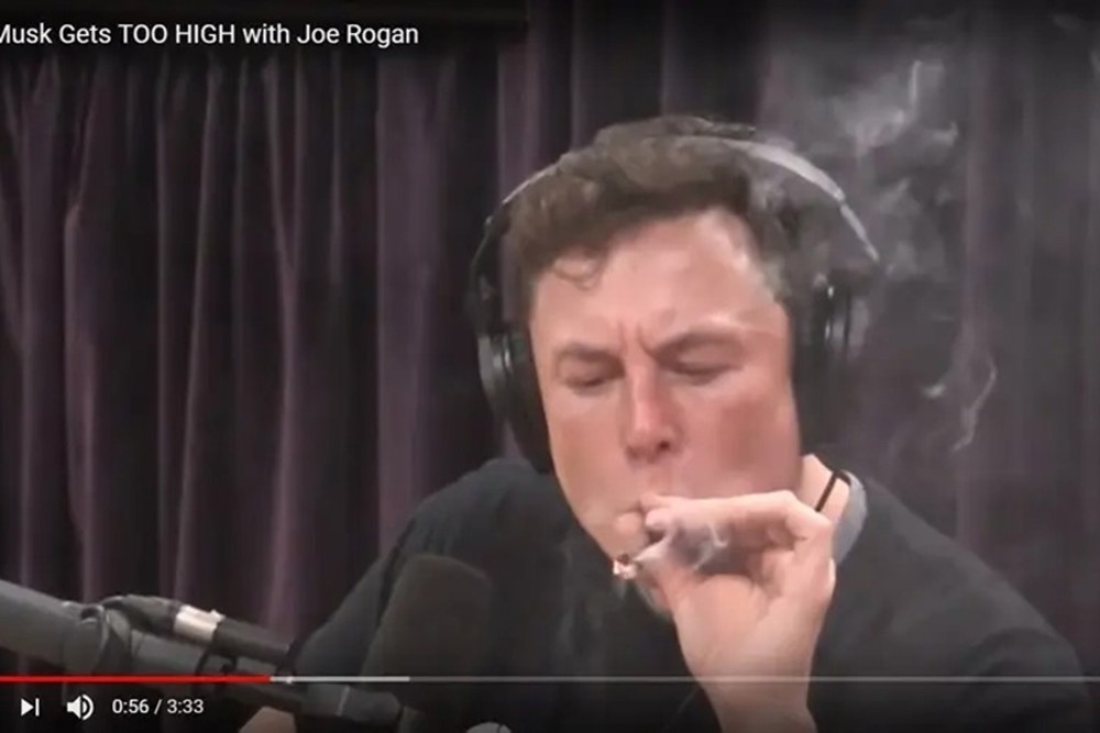 Elon Musk fuma maconha ao vivo e Tesla perde US$ 3 bilhões de valor de mercado