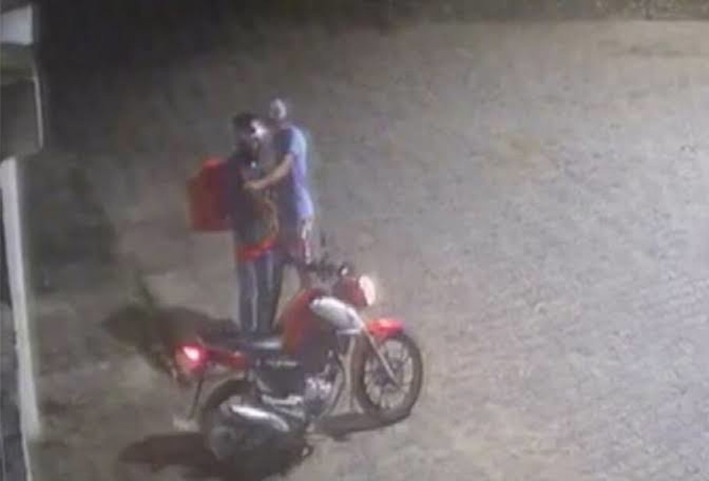 Motoboy de delivery é interceptado no trânsito e roubado por criminoso armado