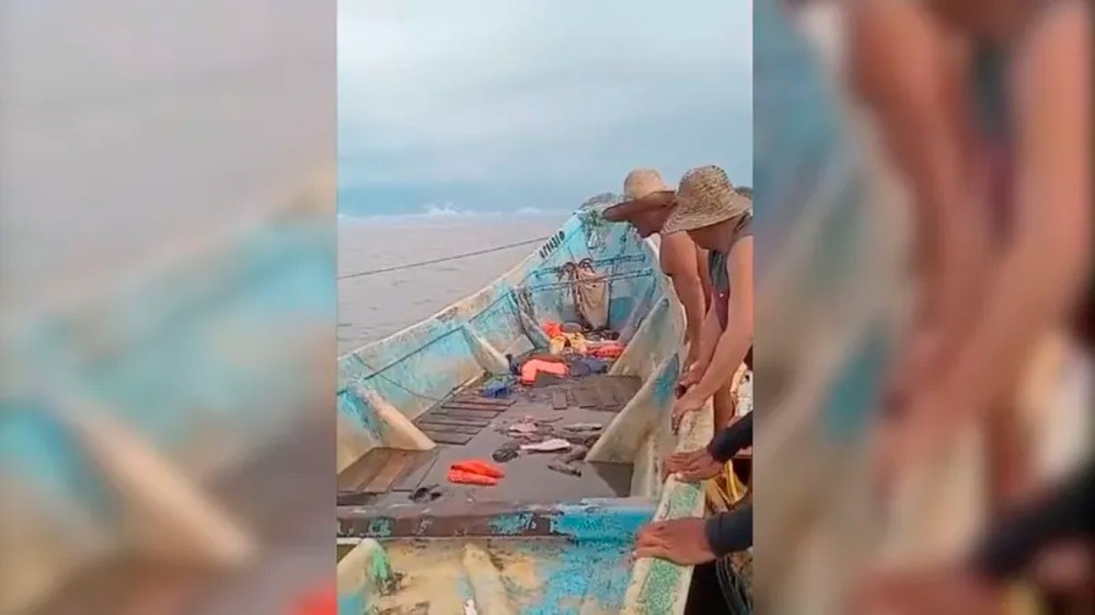 Pescadores encontram barco à deriva com pelo menos 20 corpos em decomposição