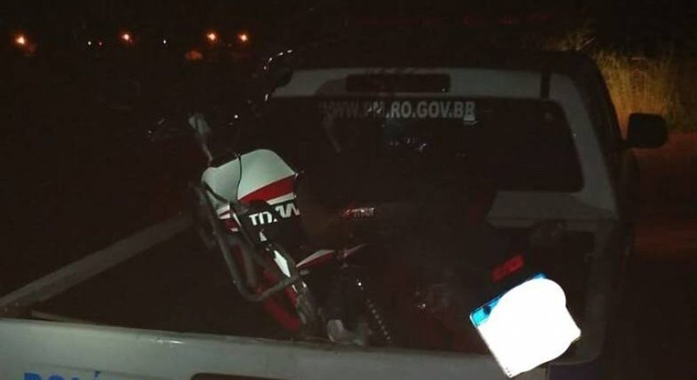 Polícia Militar recupera motocicleta levada por assaltantes, em Vilhena