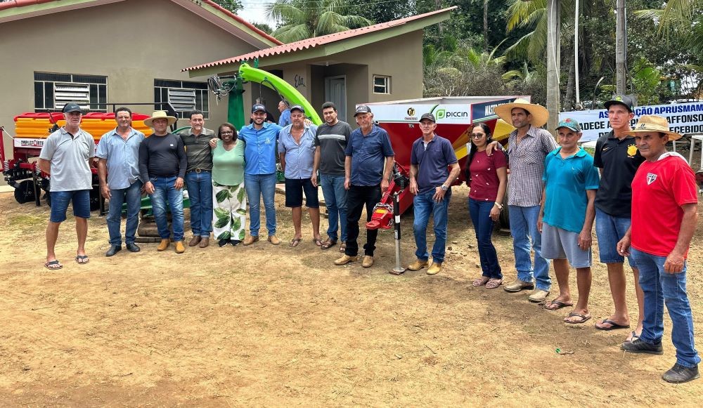 Deputado Affonso Cândido entrega implementos agrícolas para associação de Teixeirópolis