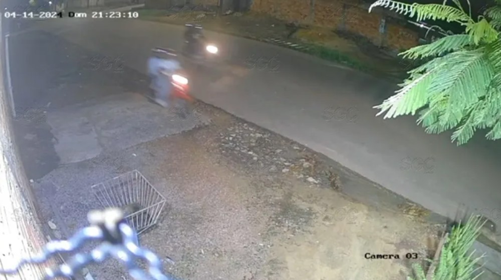 Vídeo: Mãe e dois filhos batem em meio fio e caem enquanto fugiam de bandidos
