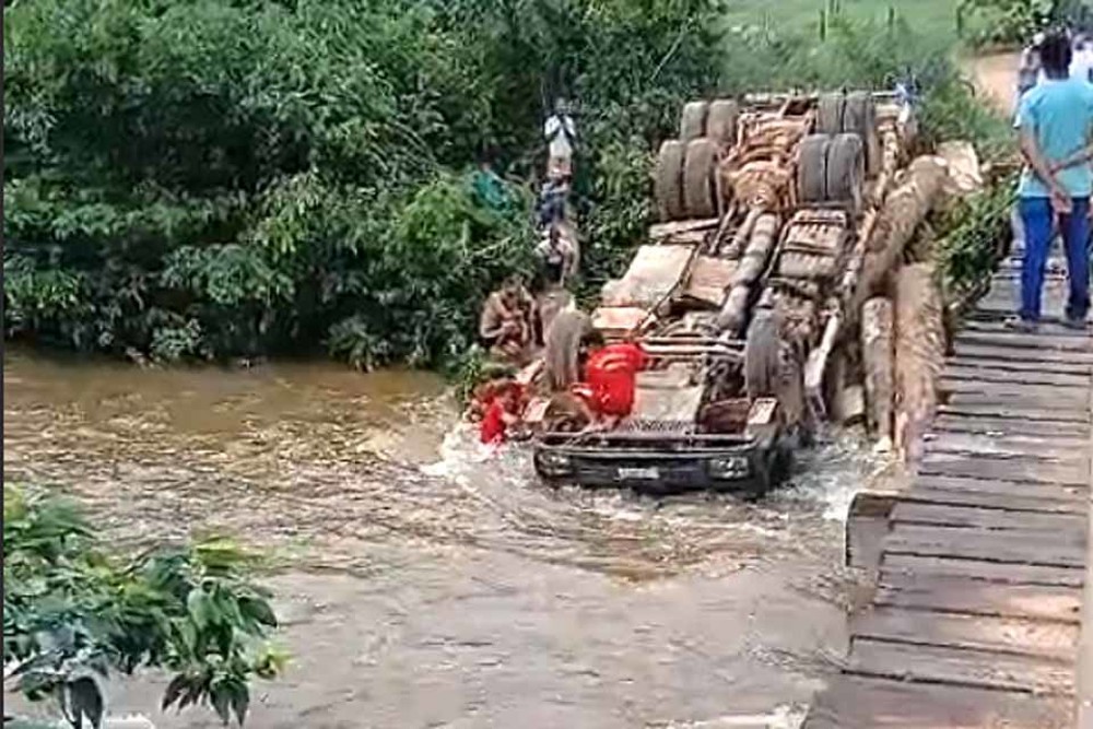 Motorista morre após caminhão carregado de tora vira dentro de rio em Ji-Paraná