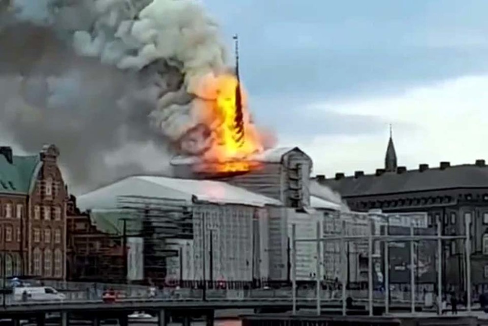 Incêndio de grandes proporções atinge prédio de 400 anos em Copenhague