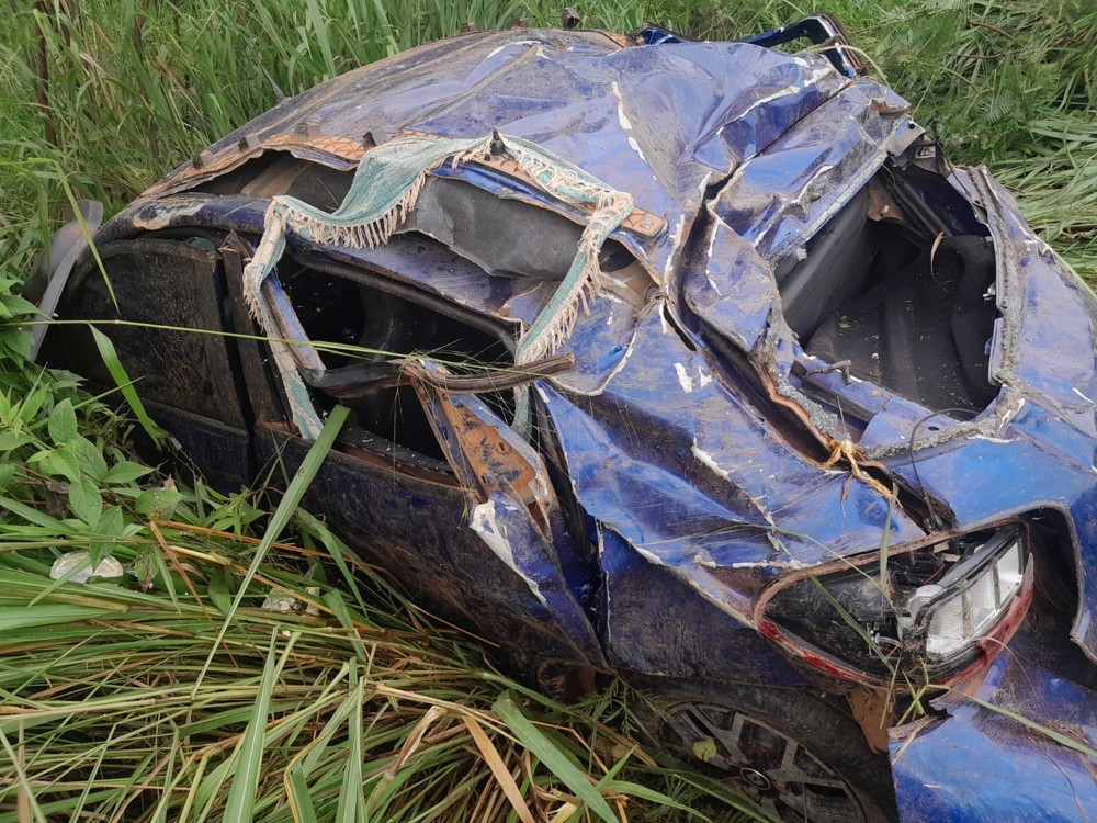Capotamento de Renault Kwid deixa três pessoas feridas na BR-364