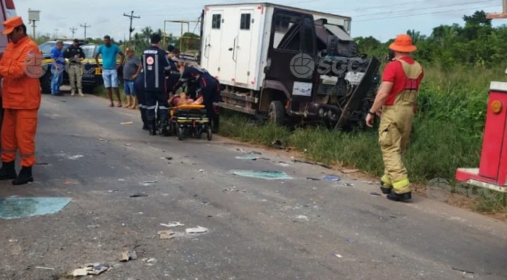 Ariquemes: Colisão entre caminhões deixa motorista ferido na BR-364