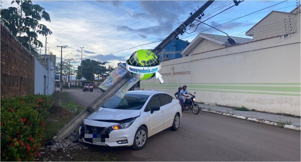 Carro bate e derruba poste de iluminação em Porto Velho