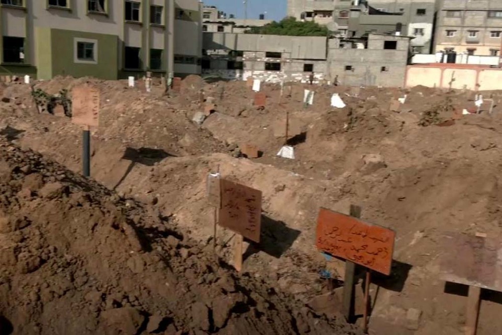 Dezenas de corpos são encontrados em vala comum em pátio de hospital em Gaza, diz Hamas