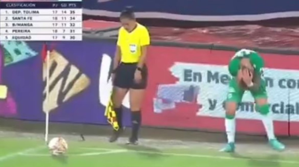 Jogador que atuou no futebol brasileiro é atingido por faca durante cobrança de escanteio