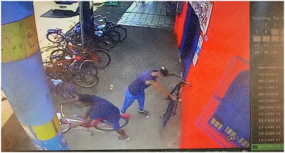 Bandidos furtam bicicleta de criança em frente de supermercado na zona leste