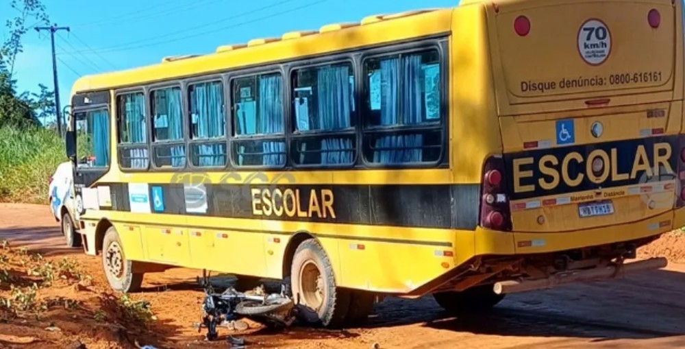 Motociclista é atropelado por ônibus escolar em Ariquemes; veja vídeo