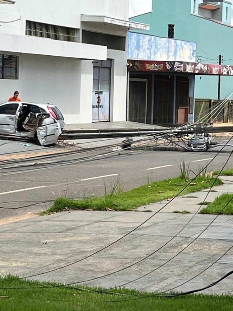 Adolescente de 16 anos dirigia carro que derrubou postes e está intubado, em Vilhena