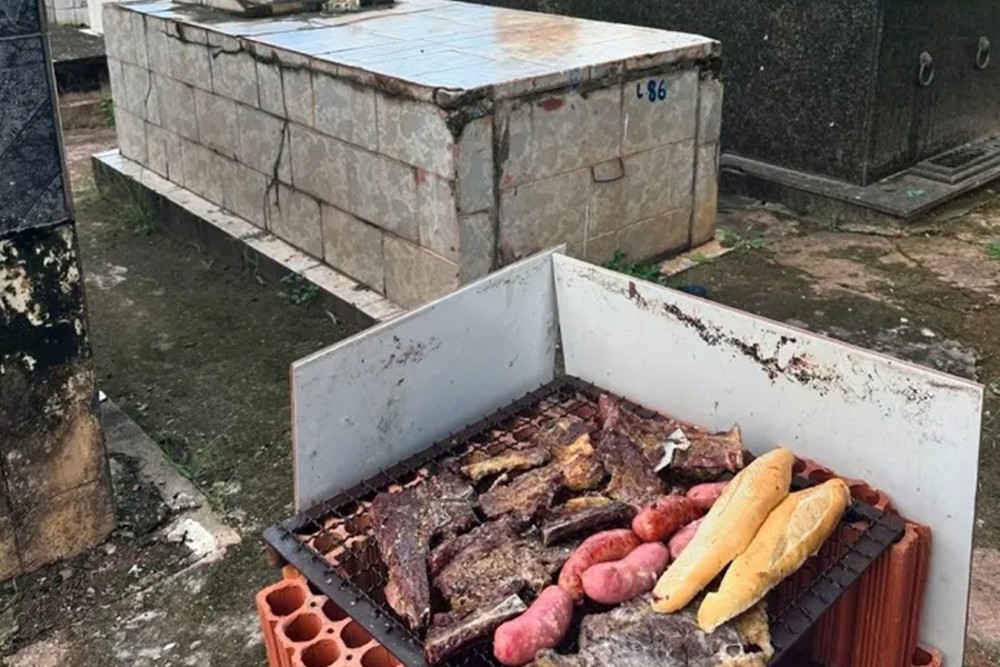 Coveiros fazem churrasco dentro de cemitério em Rio Branco