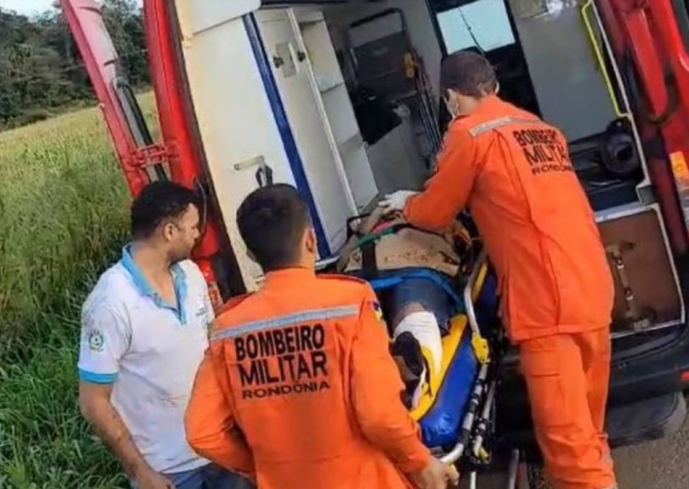 Caminhão carregado com óleo de soja tomba entre Vilhena e Comodoro; Motorista preso por 8h
