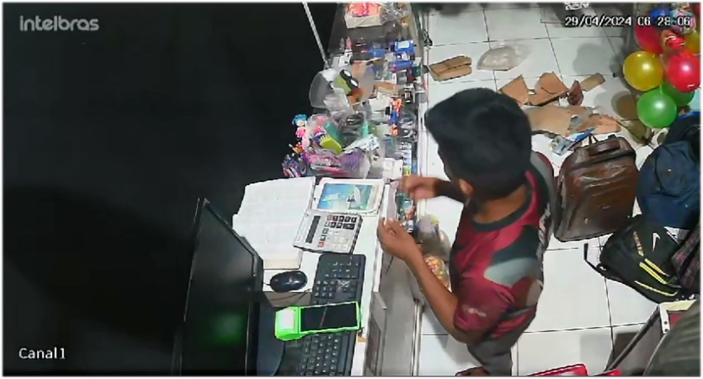Vídeo Ladrão é filmado furtando em quiosque na rodoviária em Porto Velho