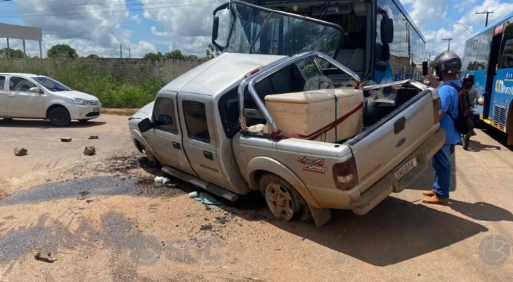 Grave acidente entre ônibus e caminhonete é registrado na Raimundo Cantuária