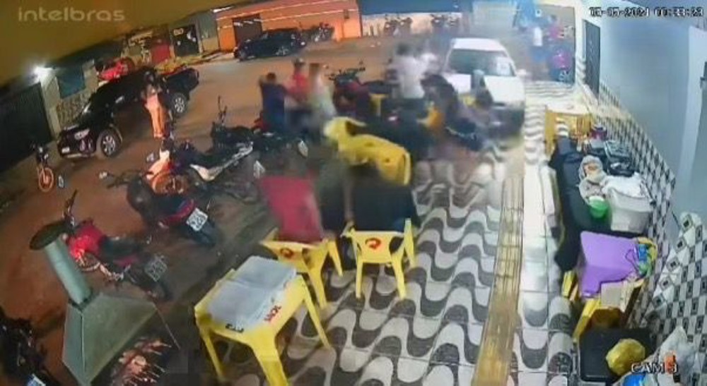 Vídeo mostra motorista atropelando três mulheres em bar 
